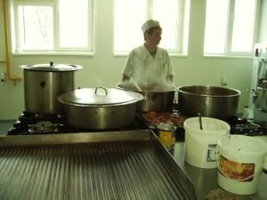 Bucătăria Spitalului Judeţean de Urgenţă continuă să funcţioneze fără avize sanitare