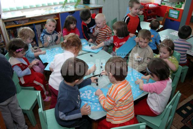 Suceava: Preşcolarii, înghesuiţi în grupe de câte 40 de copii