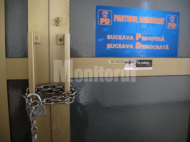 Ieri, pe uşa fostului sediu al Partidului Democrat a apărut un lanţ gros şi un lacăt, instalat cel mai probabil de reprezentanţii PSD.