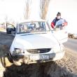 Nesimţire totală: Autoturism “înghiţit” de o groapă capcană la ieşirea din Suceava