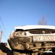 Nesimţire totală: Autoturism “înghiţit” de o groapă capcană la ieşirea din Suceava