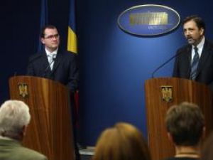 Ministrul Mediului, Attila Korodi, şi şeful DAE, Adrian Ciocănea, ieri, în conferinţă de presă