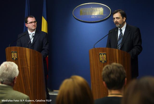 Ministrul Mediului, Attila Korodi, şi şeful DAE, Adrian Ciocănea, ieri, în conferinţă de presă