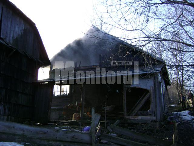 Înghiţit de flăcări: A murit în incendiul care i-a cuprins casa