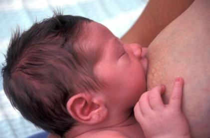 Cercetătorii recomandă alăptarea copiilor în primele şase luni de viaţă