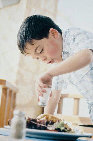Părinţii trebuie să controleze cantitatea de sare din alimentaţia copiilor