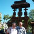 Ayrton Goncalves Celestino şi Radu Bercea lângă troiţa din parcul central din Gura Humorului
