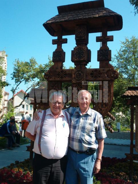 Ayrton Goncalves Celestino şi Radu Bercea lângă troiţa din parcul central din Gura Humorului