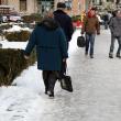 Pe trotuarele municipiului Suceava, combinaţiei de gheaţă, cu apă dezgheţată