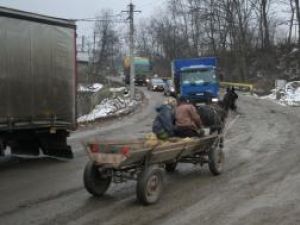 Continuă disputele pe marginea stabilirii autorităţii locale căreia îi revine sarcina de a reabilita drumul din comuna Şcheia