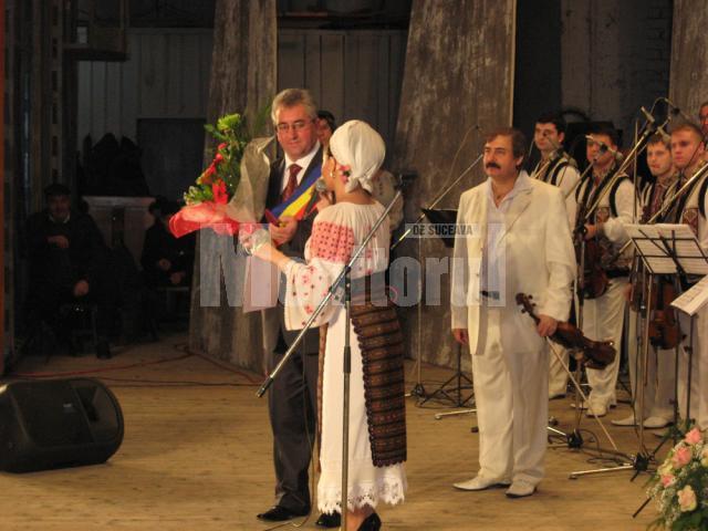 Primarul Sucevei, Ion Lungu, şi interpreta Niculina Stoican