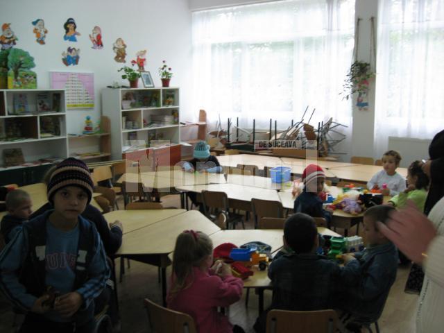 Copiilor din localitatea suceveană Voitinel li s-a interzis, în instanţă, să mai meargă la grădiniţă