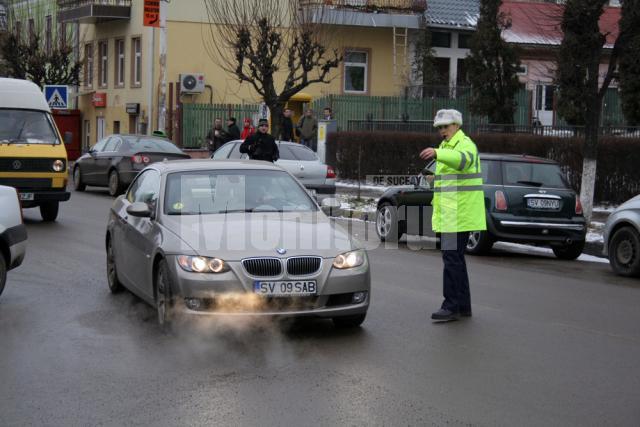 Ieri, în municipiul Suceava: Şoferii fără centuri, traşi pe dreapta şi amendaţi