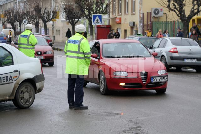Ieri, în municipiul Suceava: Şoferii fără centuri, traşi pe dreapta şi amendaţi