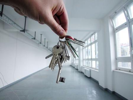 Firmele care investesc 100 milioane de euro şi creează cel puţin 500 de noi locuri de muncă vor primi ajutoare nerambursabile