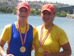 Monica Curcă împreuna cu colega de echipaj la Balcaniada din Turcia
