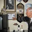 Veteranul Gheorghe Matei şi brevetul medaliei Crucea comemorativa a celui de-al II-lea Război Mondial