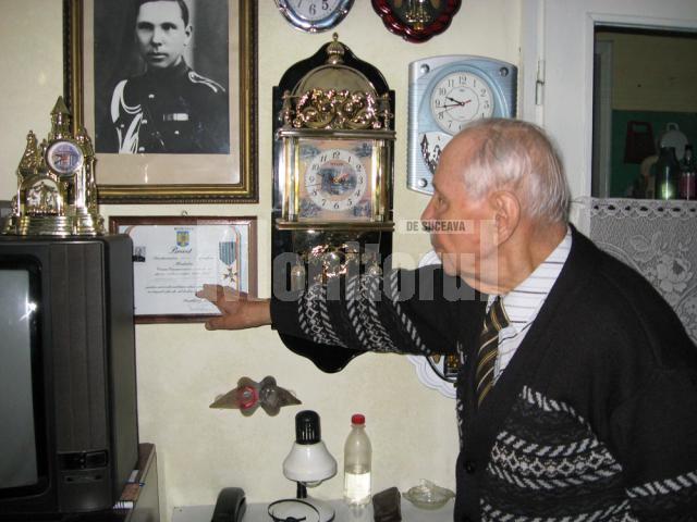 Veteranul Gheorghe Matei şi brevetul medaliei Crucea comemorativa a celui de-al II-lea Război Mondial