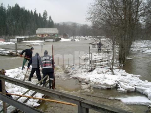 Dinamitarea unor zăpoare de gheaţă