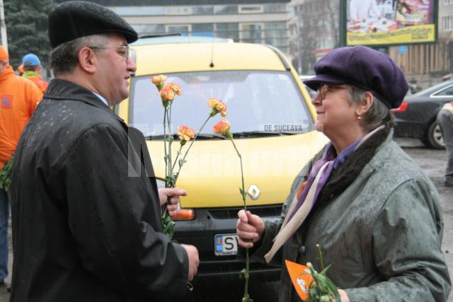 Ion Lungu a petrecut o bună parte din Ziua Femeii în oferind flori şi felicitări doamnelor şi domnişoarelor din Suceava