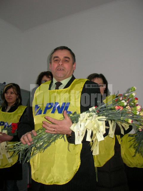 Constantin Galan a oferit flori şi cadouri doamnelor şi domnişoarelor din Rădăuţi