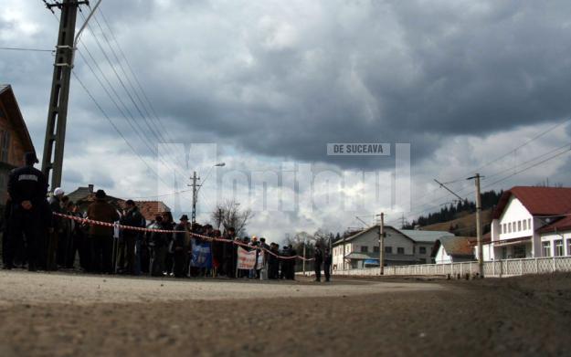 Lozinci, tălăngi, trompete şi lapte pe jos, la protestul fermierilor