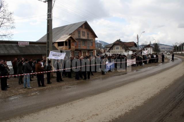 Lozinci, tălăngi, trompete şi lapte pe jos, la protestul fermierilor