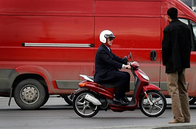 Premierul Tăriceanu a circulat ieri cu scuterul
