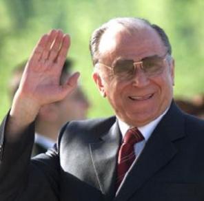 Ion Iliescu a fost operat la cot