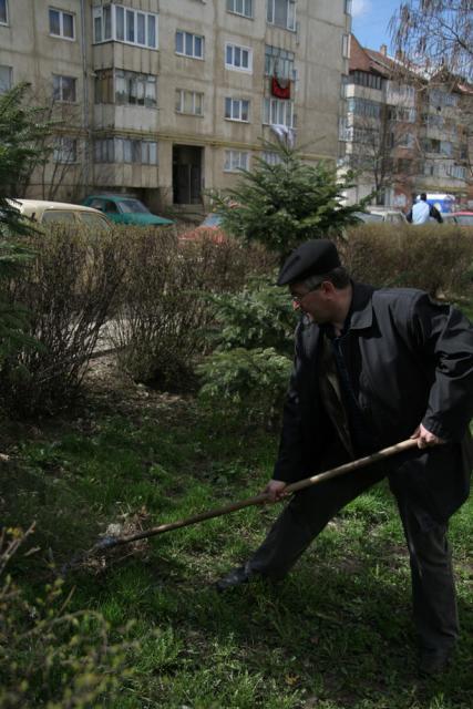 Exemplu: Primarul Sucevei a dat startul curăţeniei de primăvară în cartiere