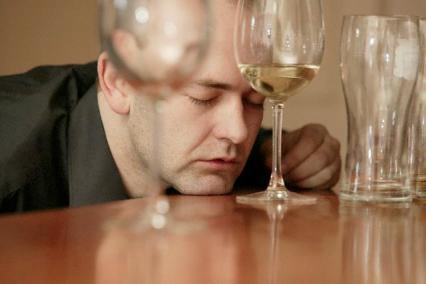 Vinul provoacă mai multe stricăciuni în creier decât berea sau tăriile