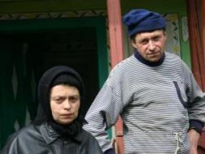 Iacob Macarov şi sora sa susţin că, cu câteva zile înaintea morţii mamei lor, unul dintre vecini i-a ameninţat