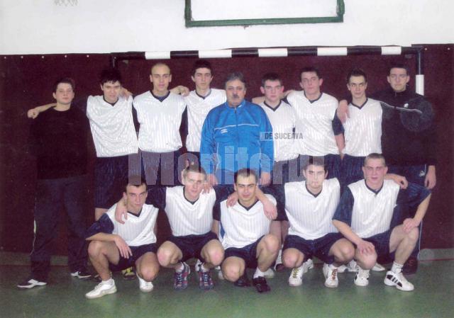 Mihai Airinei, în mijlocul uneia dintre echipele liceului