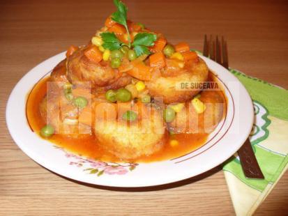 Pifteluţe cu cartofi în sos de roşii