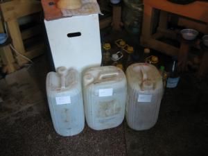 Captură: Şapte sute de litri de rachiu, confiscaţi dintr-un depozit din Rădăuţi