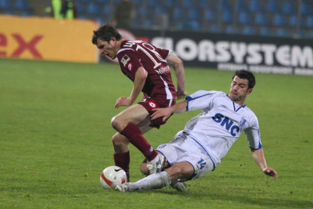 Rapidistul Nicolae Grigore (S) si Claudiu Voiculet, de la Farul Constanta, lupta pentru posesia balonului.<br />Foto: MEDIAFAX