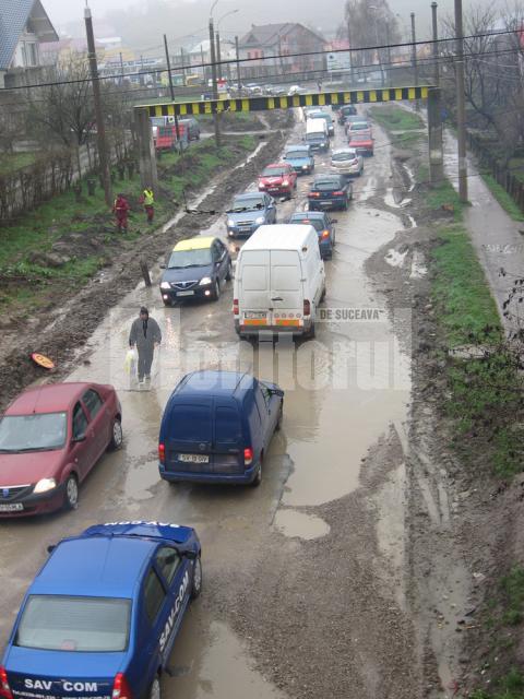 De cinci zile: Ploaia a transformat în mlaştină drumul de sub pasarela Şcheia