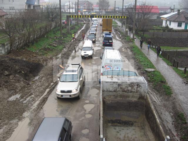 De cinci zile: Ploaia a transformat în mlaştină drumul de sub pasarela Şcheia
