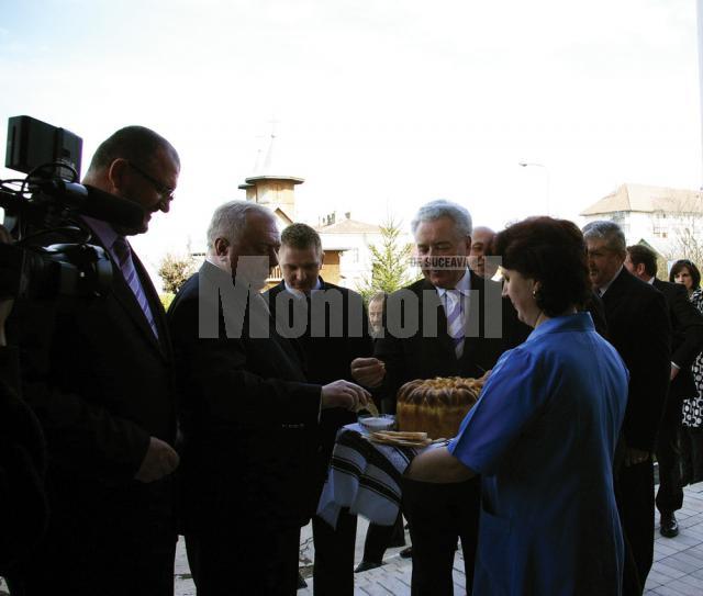 Primarul oraşului Viena, dr. Michael Häupl, intâmpinat cu pâine şi sare de primarul Rădăuţiului, Mihai Frunză