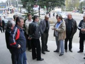 Taximetrişti în faţa Primăriei Suceava