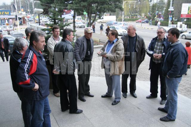 Taximetrişti în faţa Primăriei Suceava