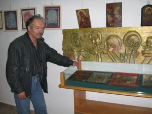 Gheorghe Ropciuc lângă “altarul” expoziţiei sale