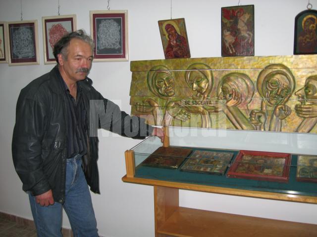 Gheorghe Ropciuc lângă “altarul” expoziţiei sale
