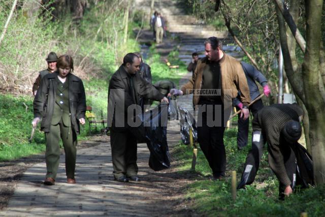 Seful Directiei Silvice Suceava Valerian Solovastru alaturi de colegi la actiunea de curatenie