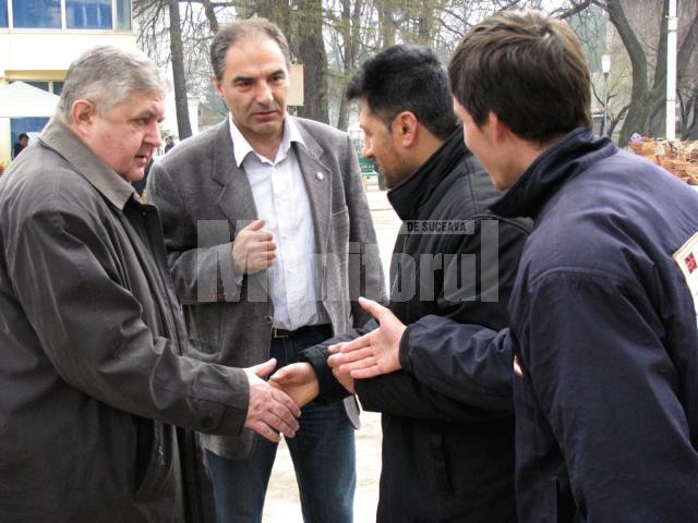Gavril Mîrza şi Vasile Vargan, discutând cu doi câmpulungeni