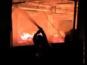 Un incendiu de proporţii a mistuit fabrica de cherestea a lui Omar Hayssam. FOTO: informatia.ro