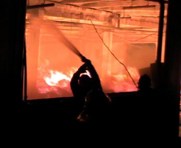 Un incendiu de proporţii a mistuit fabrica de cherestea a lui Omar Hayssam. FOTO: informatia.ro