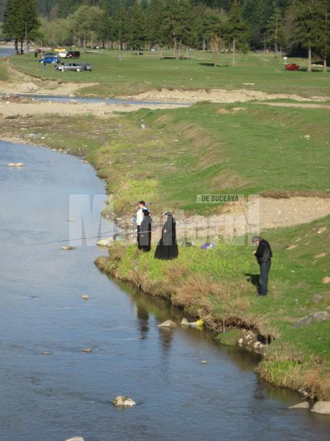 Pescari în straie monahale: Stareţa de la Voroneţ, la pescuit pe malul Moldovei