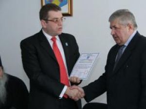 Gavril Mîrza primind diploma de excelenţă din partea Comisariatului pentru Societatea Civilă