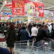 De la prima oră: Pensionarii au luat cu asalt magazinul Carrefour